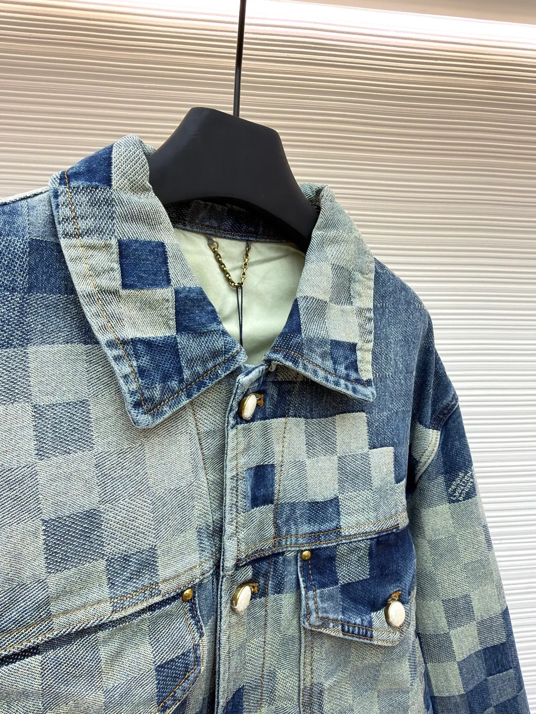 LOUIS VUITTON mosaic denim jacket ●Authentic product: purchased and developed by 13939 ●Item number: 1680240-C05 ●Fabric: denim fabric ●Technology: embossed embossing ●Version: fitted version ●Weight: about 1060 grams ●Size: 30-32-34-36 ●Description: Integrating Monogram embossed pockets into a casual workwear silhouette, it can create a trendy look with the same style of overalls, or it can be mixed and matched with separate items to explore more fashion possibilities. Positioned panel splicing design, slightly distressed, washed blue, square nails with lettering under the left sleeve, decorative zipper, snap buttons at the front, standard cut version, casual style, suitable for both men and women. Original goods, washed casual jeans, imported original washed stretch fabric, comfortable and elastic, original hardware accessories decorated with logo, super correct fit, extremely high grade, high quality, fashionable and stylish upper body. The overall wiring is straight and delicate, the fabric is comfortable and soft, and the color is consistent without color difference. It can be matched with the same style to create a fashionable look and control various occasions. Customized accessories, complete with three standards, same style for men and women!